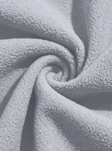 Dettaglio macro della texture del morbido tessuto in pile bianco per calda giacca invernale
