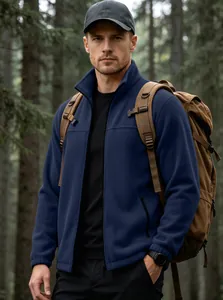 Dettaglio di una giacca in pile blu navy con collo alto per gli sport all'aperto.