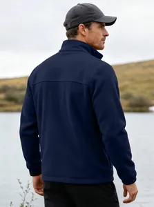 Vista posteriore di una giacca in pile blu navy da uomo in una scenografica cornice di lago