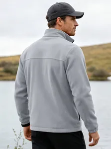Vista posteriore di una giacca in pile grigio da uomo con collo alto per sport outdoor