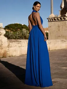 Combinaison dos nu bleu roi élégante avec jambes larges et une coupe fluide longue.