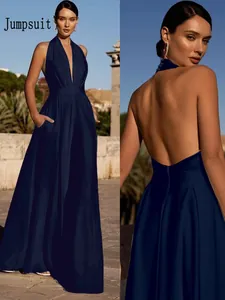 Vue arrière d'une élégante combinaison dos nu bleu marine avec décolleté en V profond