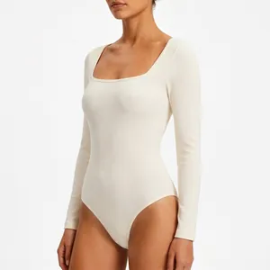 Body a costine senza cuciture panna a maniche lunghe con scollo quadrato per yoga e relax.