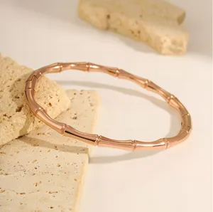 Κοντινή όψη βραχιολιού από ανοξείδωτο ατσάλι με επικάλυψη ροζ χρυσού 18Κ σε σχέδιο μπαμπού