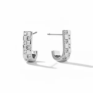 Orecchini a perno a forma di J in argento sterling 925 con pavé a scacchi lucido
