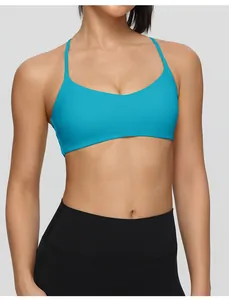 Κοντινό πλάνο ενός γαλαζοπράσινου αθλητικού σουτιέν για επαγγελματική γιόγκα και γυμναστική