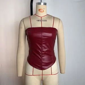 Detalle de un top corsé palabra de honor en ecocuero burdeos con varillas