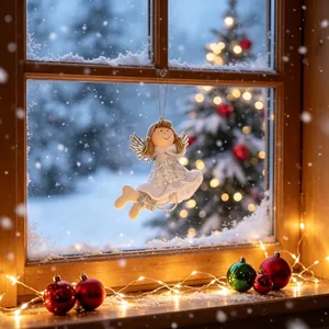 Handgemaakte witte kerstengel pop ornament hangend in een gezellig sneeuwvenster