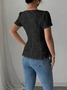 Elegante top de encaje negro para mujer con vista trasera detallada y diseño de ajuste ceñido