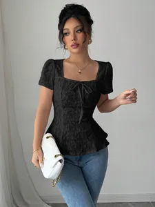 Elegante top de encaje negro con cuello cuadrado y un bonito detalle de lazo para verano