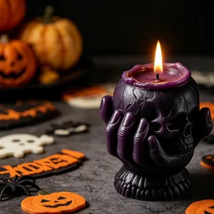 Main de squelette violette gothique tenant une bougie de crâne pour Halloween décor