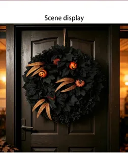 Gedetailleerd beeld van zwarte esdoornblad Halloween krans met pompoenen op de deur