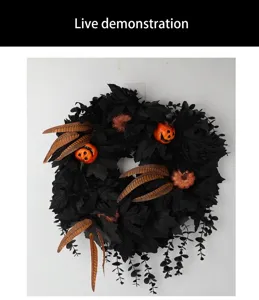 Detailweergave van een Halloween krans met zwarte esdoornbladeren en pompoenen.