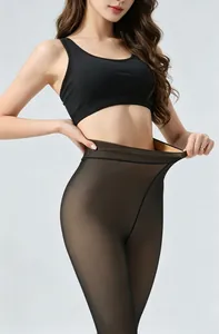 Gros plan de leggings extensibles à taille haute doublés en polaire avec effet transparent.