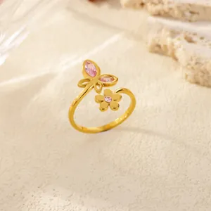 Primo piano di un anello con farfalla e fiore in oro 18K con brillanti cristalli rosa