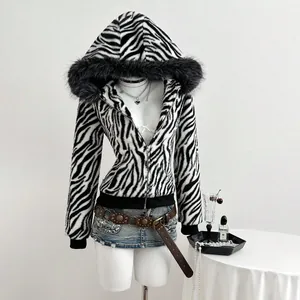 Chaqueta con capucha y estampado de cebra con ribete de piel sintética negra.