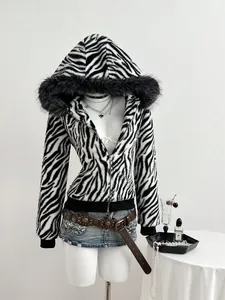 Vista detallada de una chaqueta con capucha de piel sintética con estampado de cebra