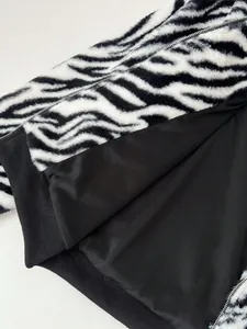 Primer plano de chaqueta de piel sintética con estampado de cebra y forro negro