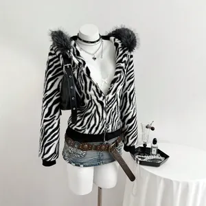 Chaqueta con capucha de piel sintética con estampado de cebra y ribete de pelo negro