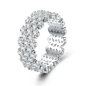 Luxe S925 sterling zilveren moissanite ring met meerdere rijen sprankelende stenen.