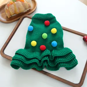 Abito natalizio lavorato a maglia per animali verde con pompon colorati e volant.