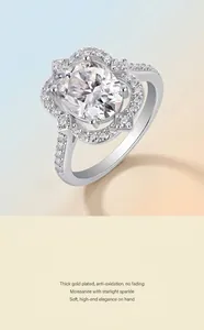 Primer plano detallado de anillo de moissanita ovalada en plata S925 con halo