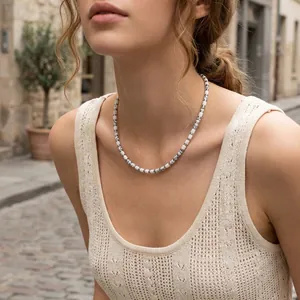 Dettaglio di una collana di perline in pietra semipreziosa marmorizzata