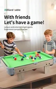 Zwei Kinder spielen mit einem Billardtisch aus Holz in einem modernen Wohnzimmer