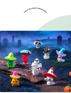 Détail de diverses figurines de champignons fantômes d'Halloween dans un cimetière miniature