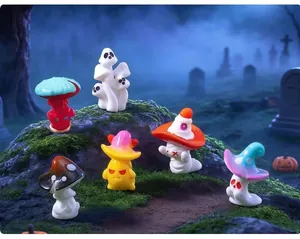 Détails de figurines de champignons fantômes d'Halloween dans un décor de cimetière
