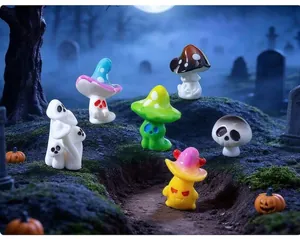 Figurines miniatures de champignons fantômes d'Halloween dans un décor de cimetière