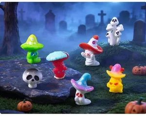 Vue rapprochée de figurines de champignons fantômes d'Halloween dans un décor de cimetière