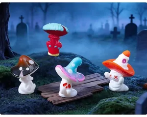 Gros plan sur des figurines décoratives de champignons fantômes d'Halloween pour DIY