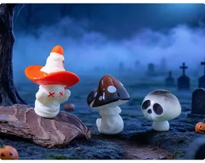 Gros plan de trois miniatures de champignons fantômes d'Halloween dans un décor de cimetière