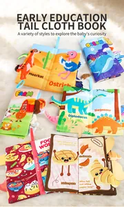 Varietà di libri di stoffa per neonati con temi animali su un morbido tappeto di peluche