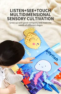 Libro sensoriale in stoffa per neonati con simpatici motivi di meduse e pesci palla