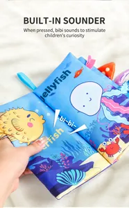 Dettaglio di un libro in stoffa per neonati con squeaker integrato e illustrazioni marine