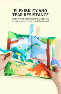 Dettaglio del libro in stoffa per neonati a tema dinosauro resistente e molto flessibile