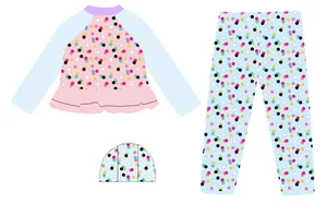 Detalle de un conjunto de baño de 3 piezas para niña con estampados de lunares.