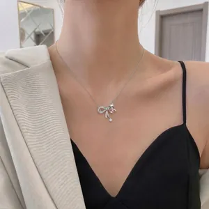 Elegante collana con fiocco argento con cristallo a goccia rosa e zirconi