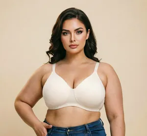 Kabelloser Full-Cup-BH für große Größen in Creme, präsentiert an einem Model