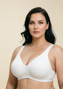 Detailansicht eines weißen Plus-Size-Vollschalen-BHs mit glattem, bügellosem Design.