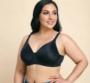 Detailansicht eines schwarzen Plus-Size-BHs ohne Bügel an einem professionellen Model