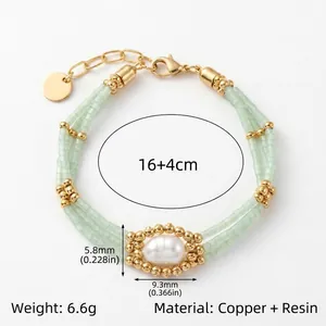 Pulsera hecha a mano de cuentas verde menta con perla de resina y cadena de cobre dorado