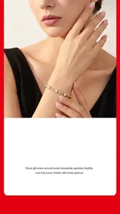 Vue détaillée d'un élégant bracelet bulles en moissanite bicolore porté au poignet