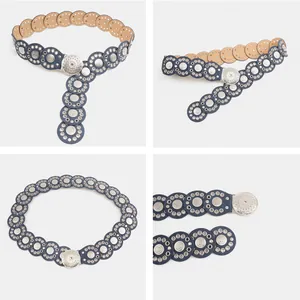 Detailweergave van bohemian blauwe riem met vintage zilveren metalen versieringen