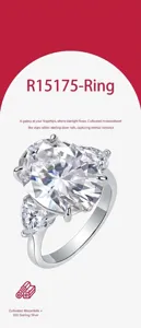 Vista dettagliata di un anello in moissanite taglio ovale in argento 925.
