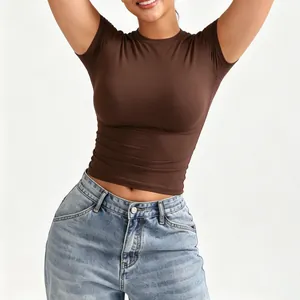 Detalle de una camiseta marrón de cuello redondo ajustada de alta elasticidad mujer