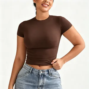 Primer plano de una camiseta corta marrón ajustada de gran elasticidad con corte entallado