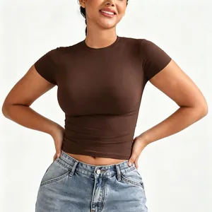 Detalle de camiseta marrón ajustada de manga corta para mujer en tejido elástico